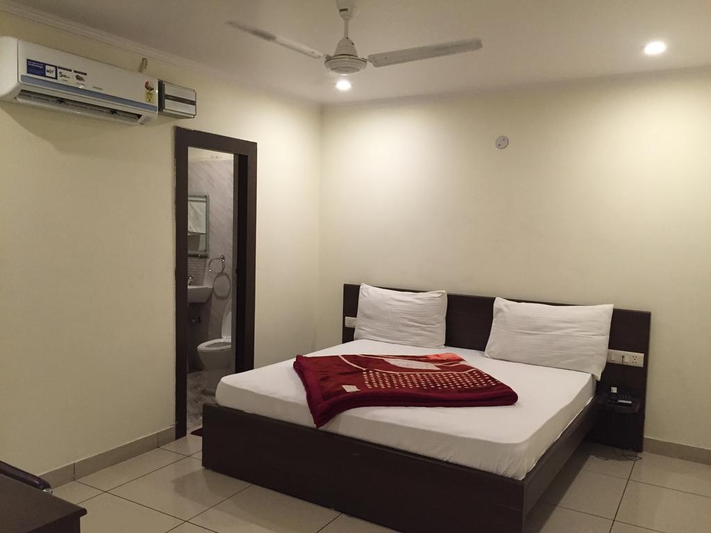 Hotel Surya Haldwāni Quarto foto