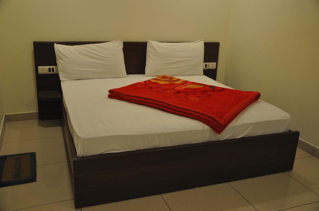 Hotel Surya Haldwāni Quarto foto