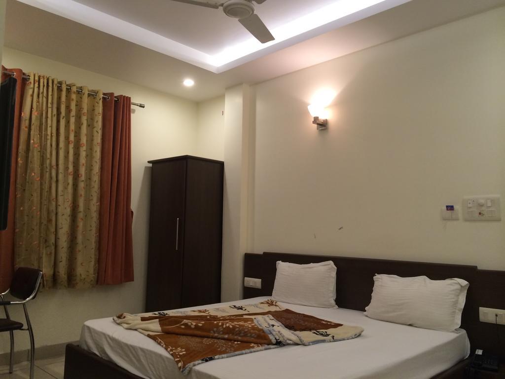 Hotel Surya Haldwāni Quarto foto